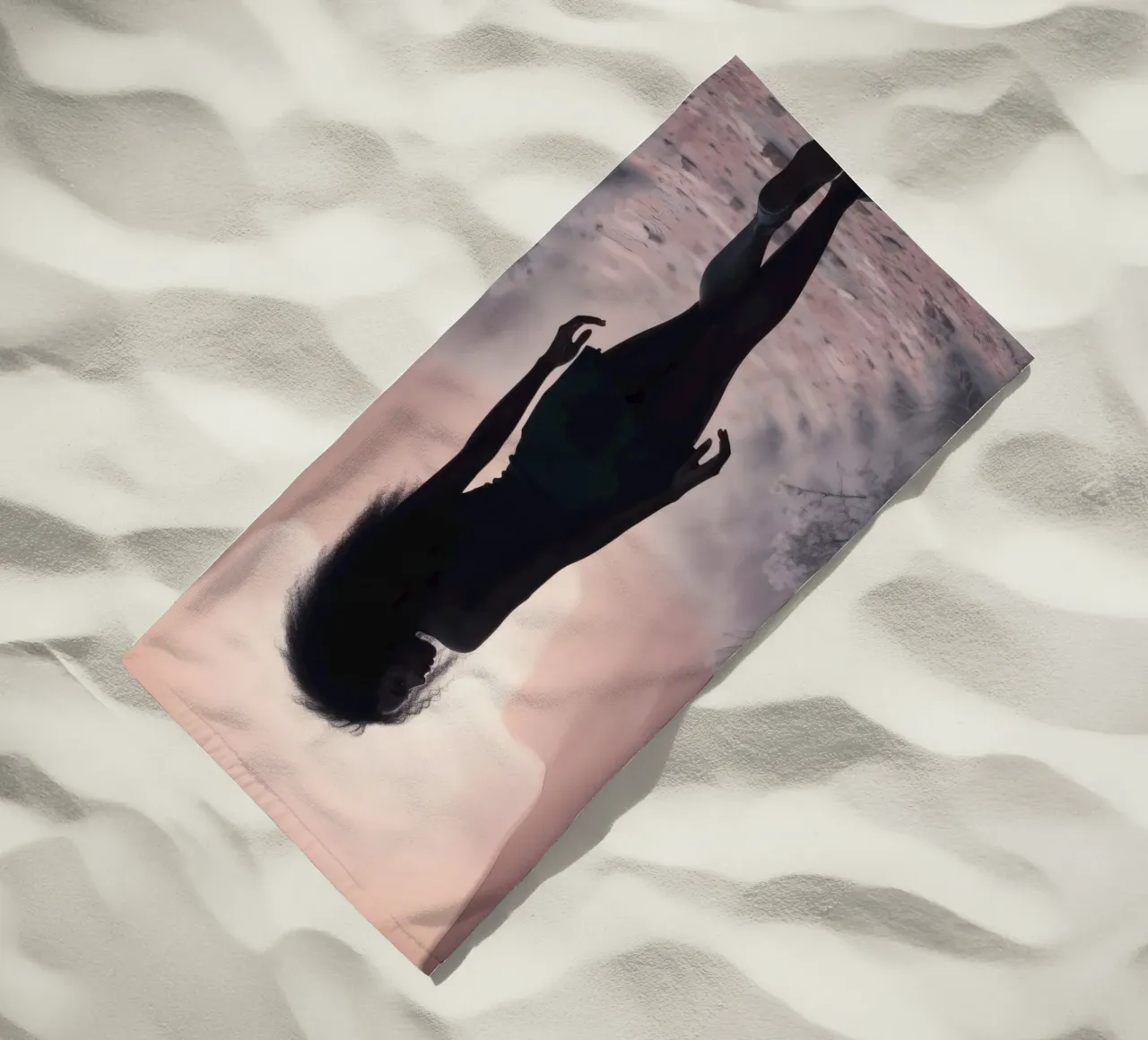 Donna cammina attraverso uno stretto canyon al crepuscolo telo mare da DesignDoodle