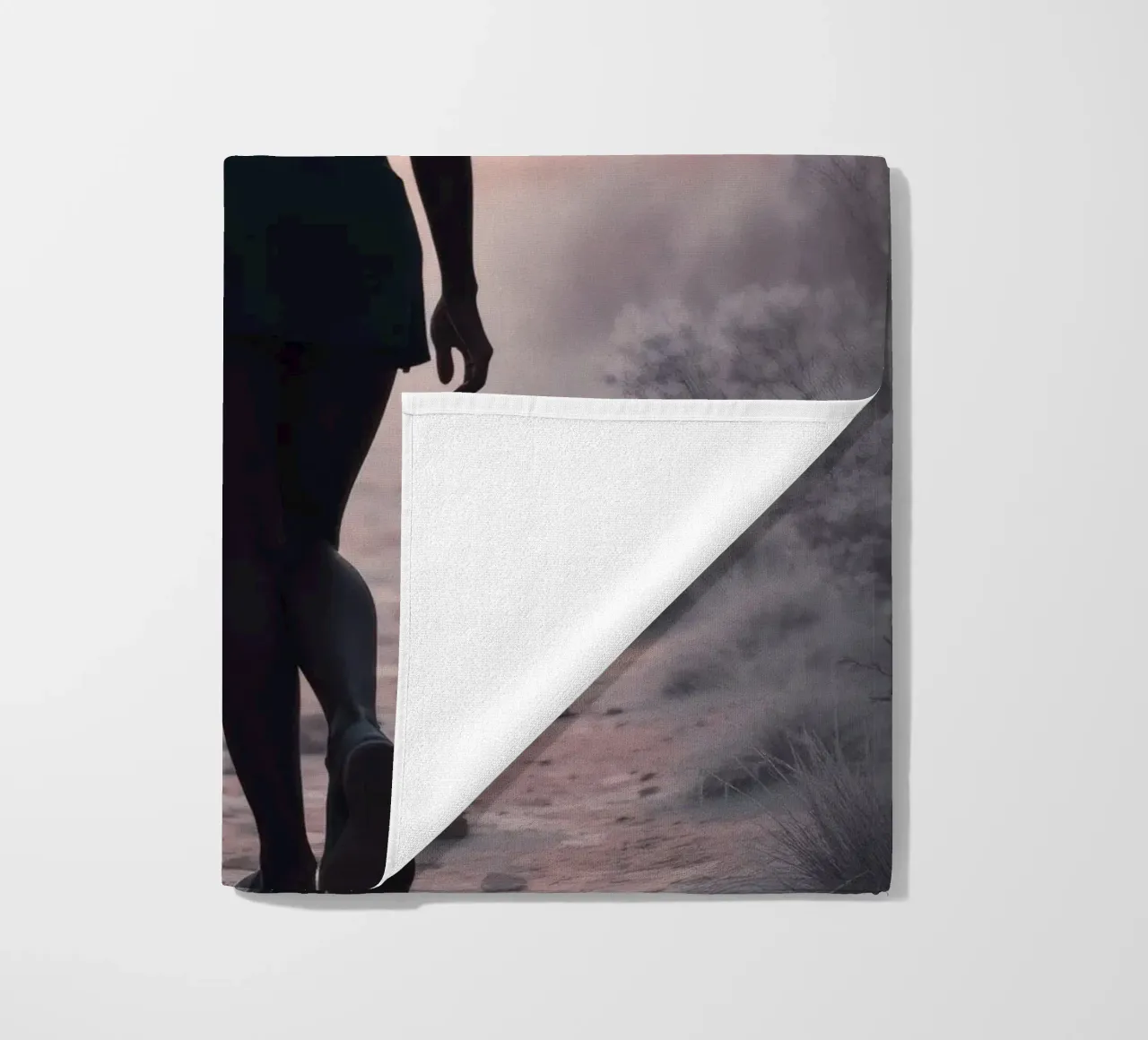Donna cammina attraverso uno stretto canyon al crepuscolo telo mare da DesignDoodle