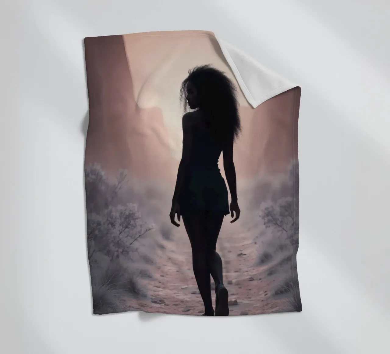 Donna cammina attraverso uno stretto canyon al crepuscolo coperta in pile da DesignDoodle