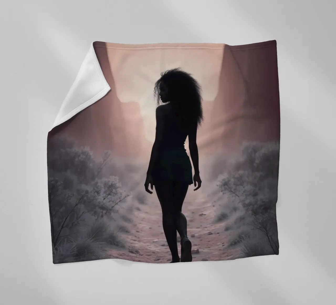 Donna cammina attraverso uno stretto canyon al crepuscolo coperta in pile da DesignDoodle