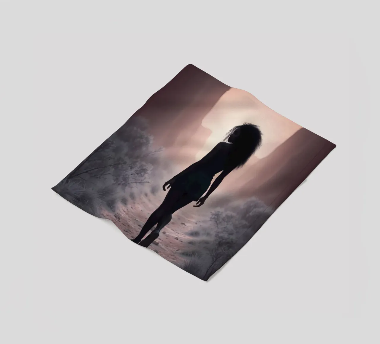 Donna cammina attraverso uno stretto canyon al crepuscolo coperta in pile da DesignDoodle