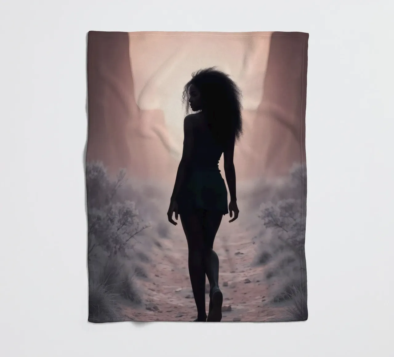 Donna cammina attraverso uno stretto canyon al crepuscolo coperta in pile da DesignDoodle