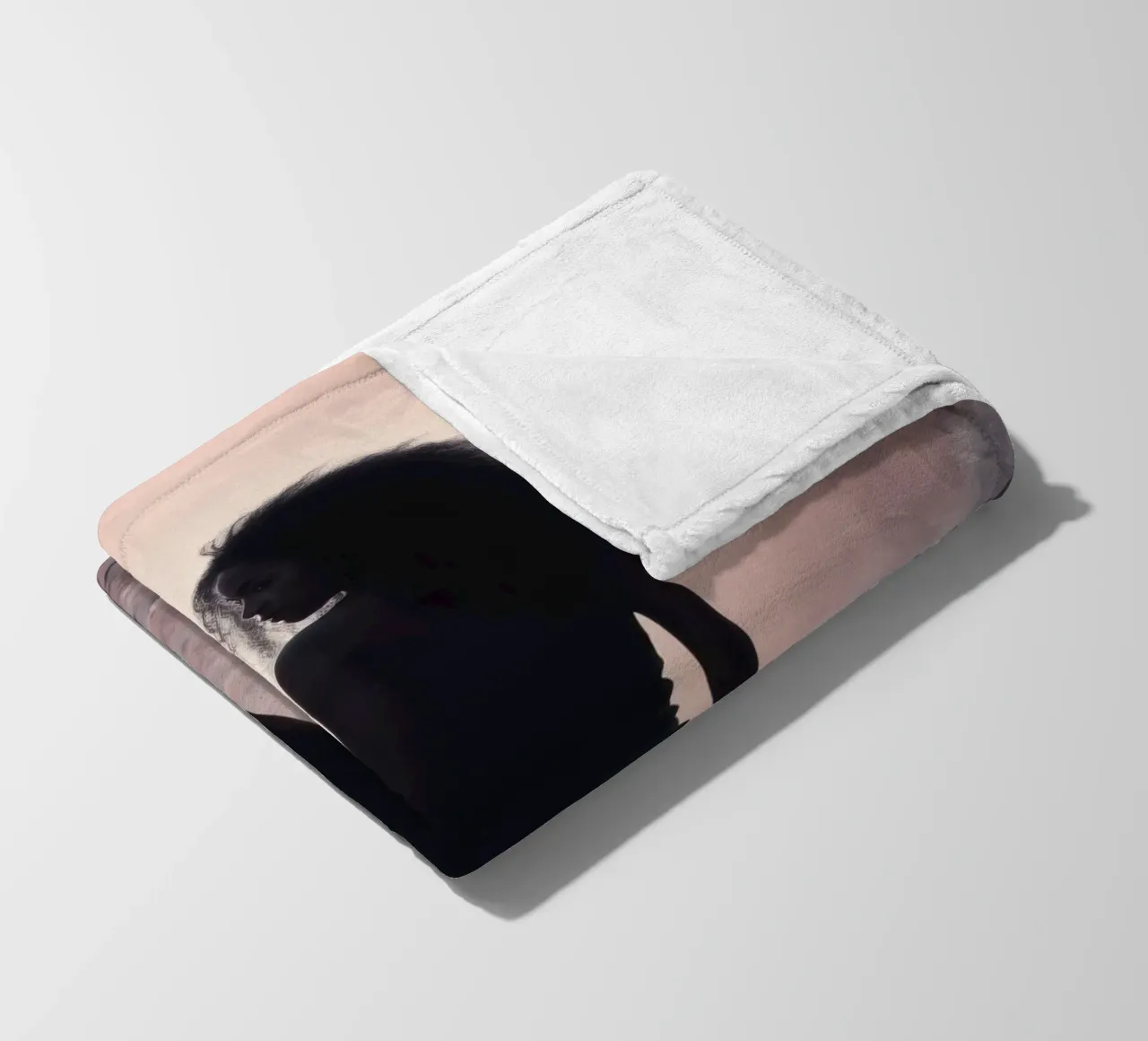 Donna cammina attraverso uno stretto canyon al crepuscolo coperta in pile da DesignDoodle