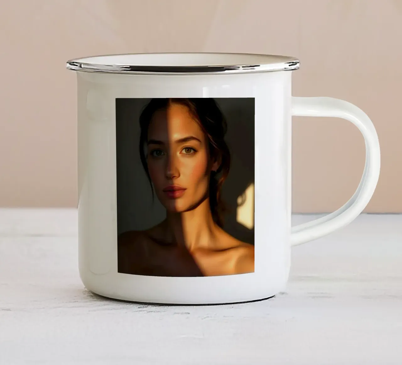 Zonlicht werpt dramatische schaduwen op het gezicht van een vrouw emaille mok van DesignDoodle