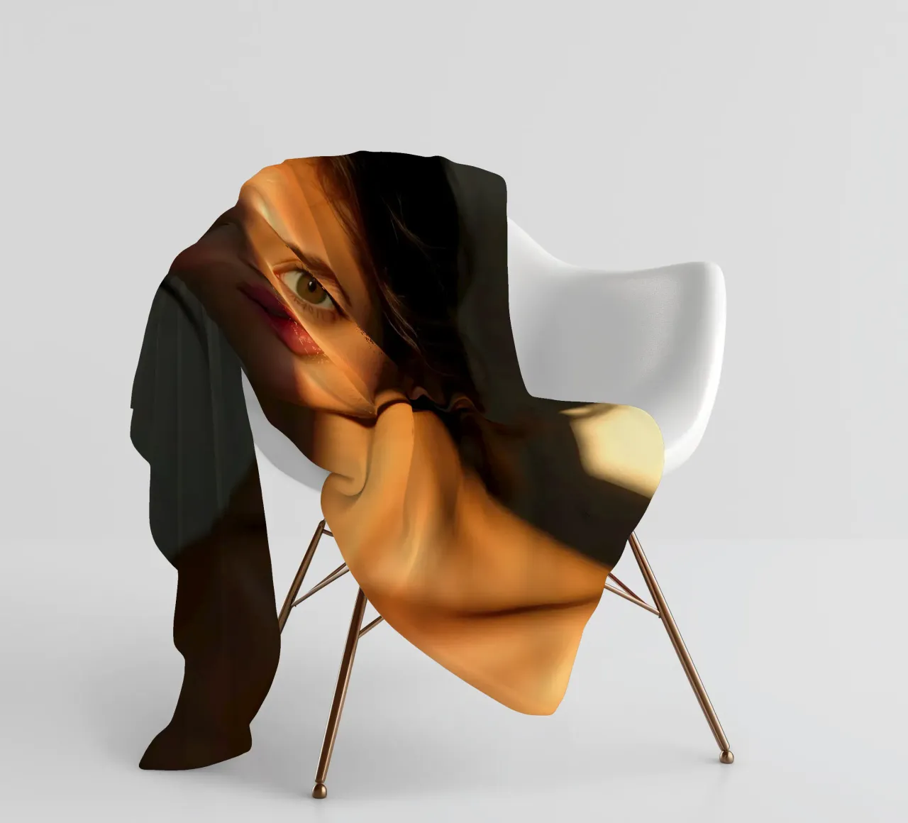 Zonlicht werpt dramatische schaduwen op het gezicht van een vrouw fleecedeken van DesignDoodle