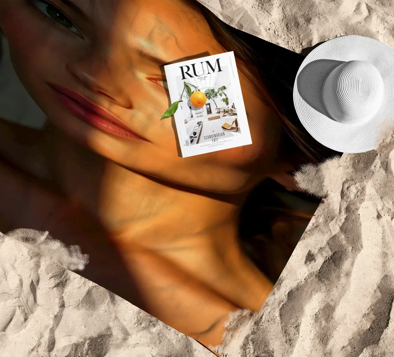 Zonlicht werpt dramatische schaduwen op het gezicht van een vrouw strandhanddoek van DesignDoodle