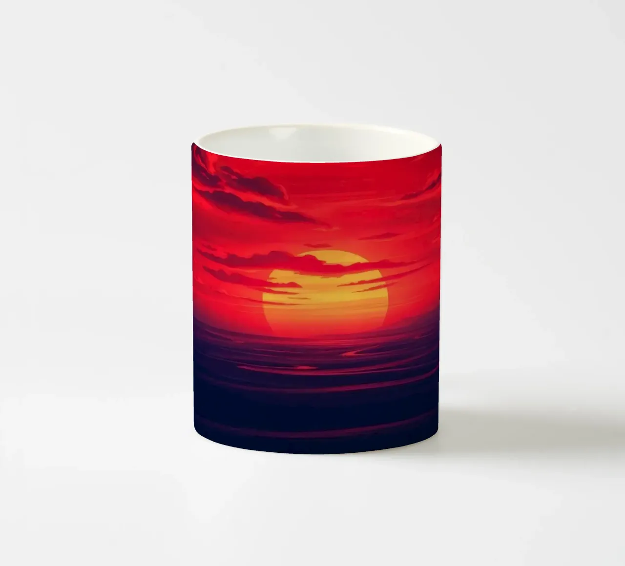 Tramonto vibrante sull'oceano con nuvole drammatiche tazza in ceramica da DesignDoodle