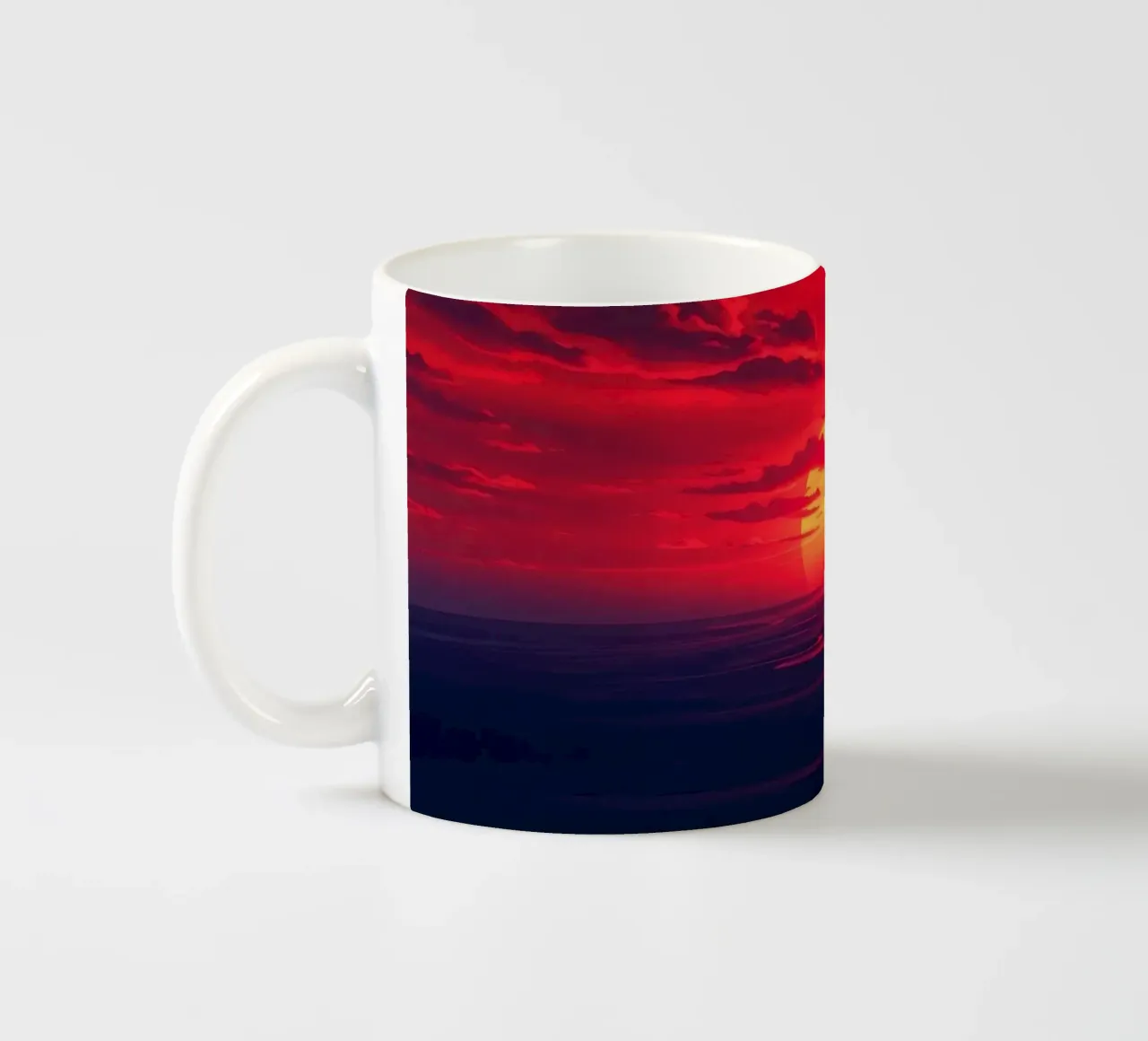 Tramonto vibrante sull'oceano con nuvole drammatiche tazza in ceramica da DesignDoodle