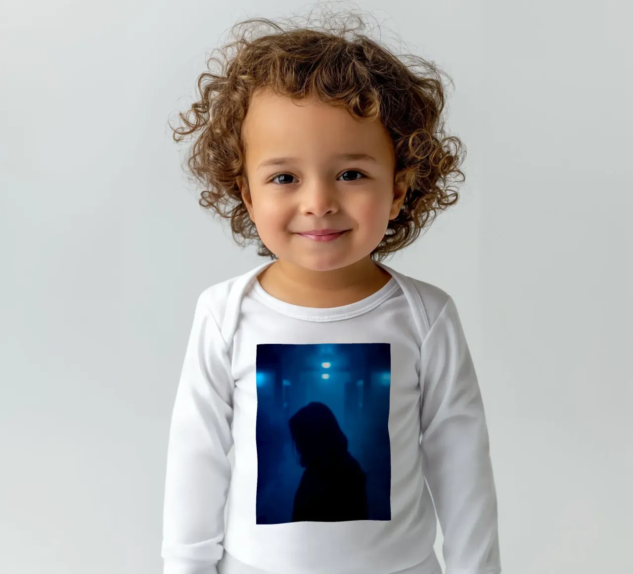 Donna in un corridoio poco illuminato con luci blu e nebbia body neonato maniche lunghe da DesignDoodle