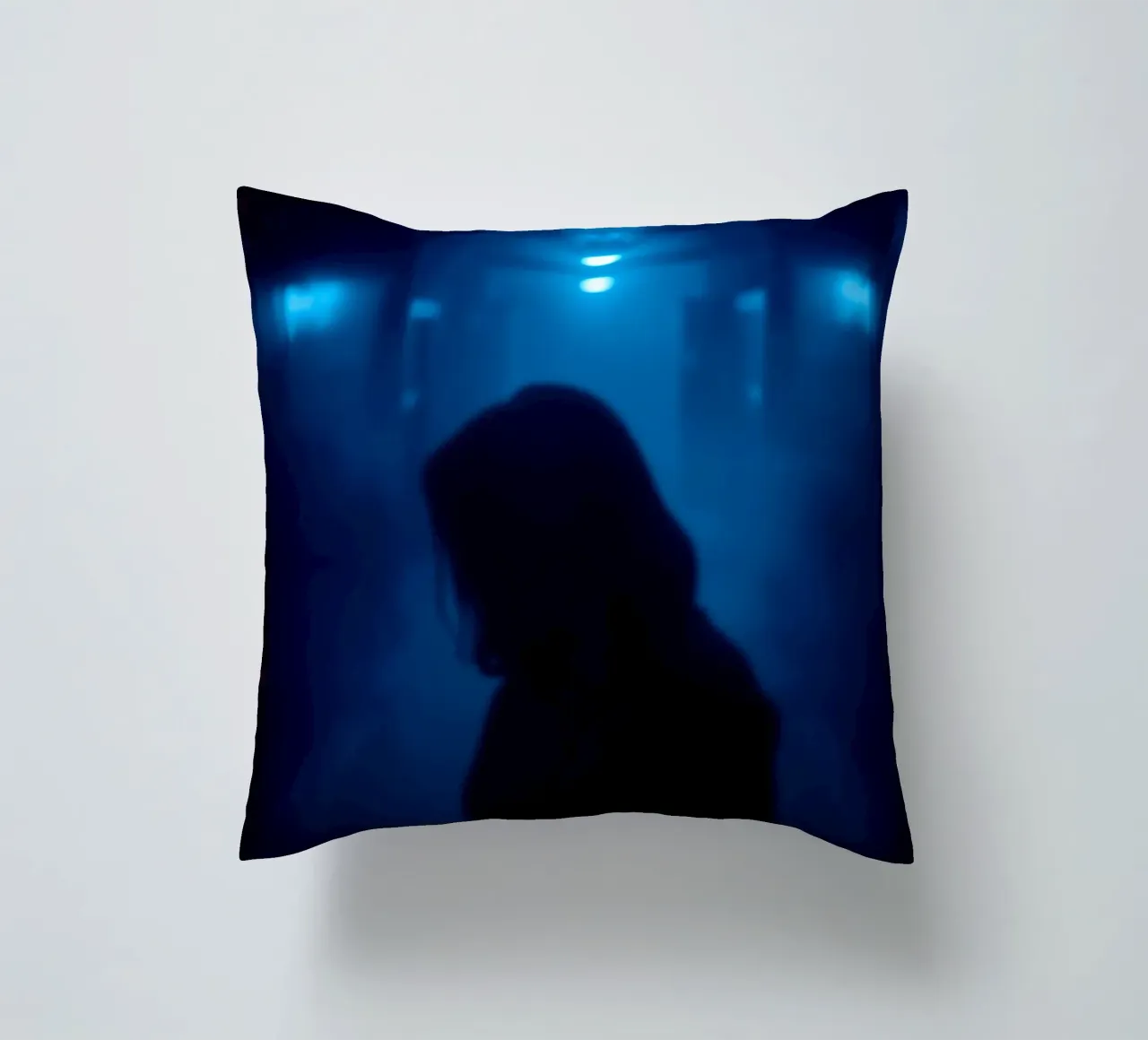 Donna in un corridoio poco illuminato con luci blu e nebbia cuscino da DesignDoodle