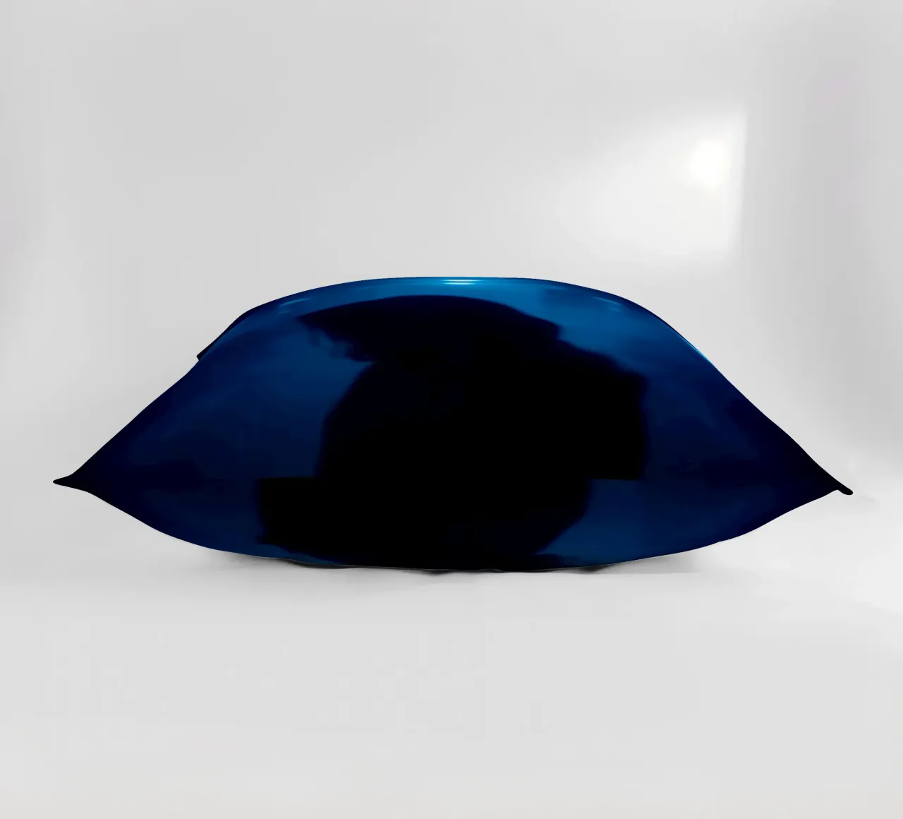 Donna in un corridoio poco illuminato con luci blu e nebbia cuscino da DesignDoodle