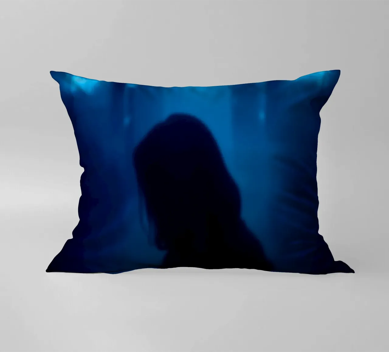 Donna in un corridoio poco illuminato con luci blu e nebbia cuscino da DesignDoodle