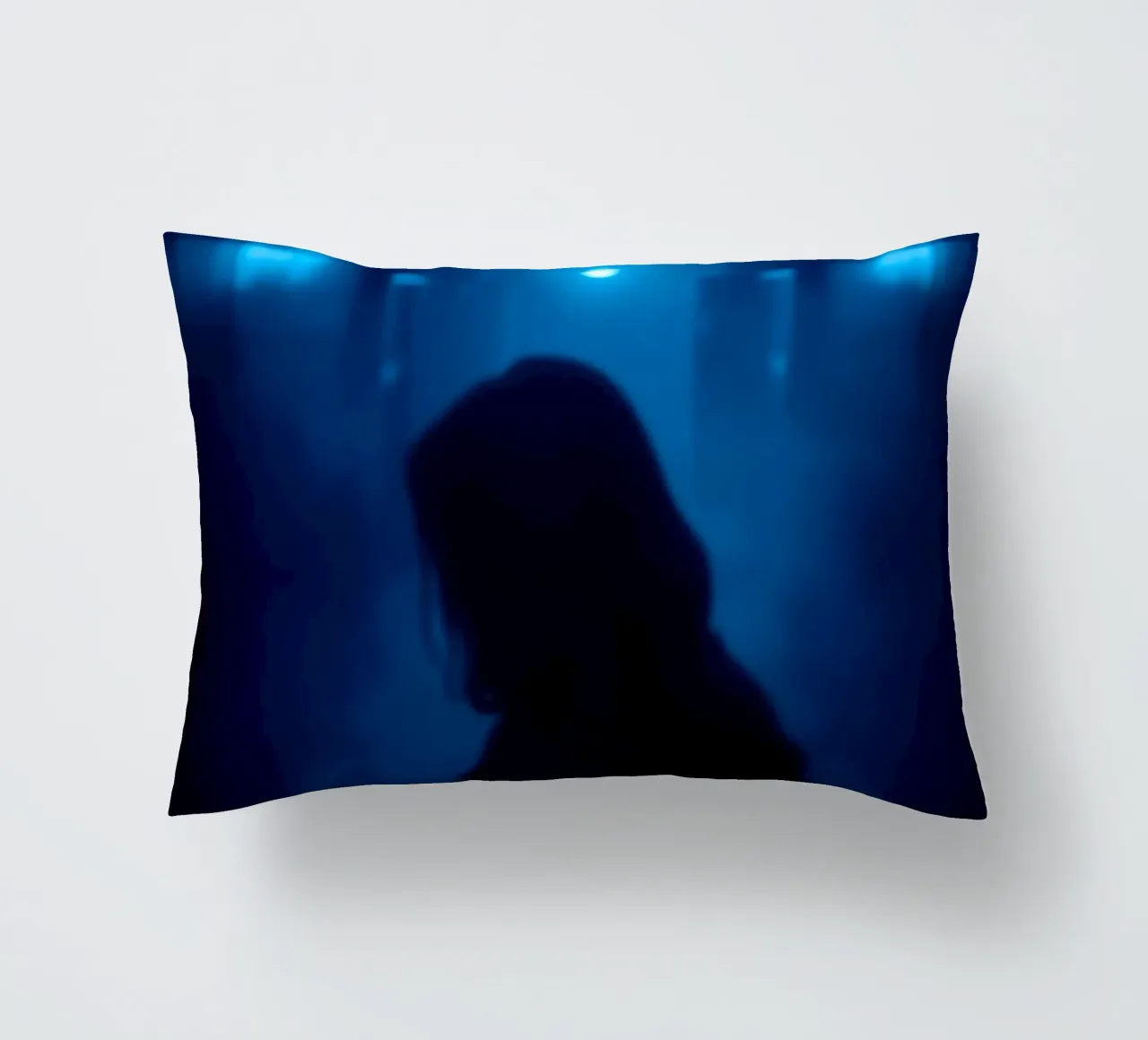 Donna in un corridoio poco illuminato con luci blu e nebbia cuscino da DesignDoodle