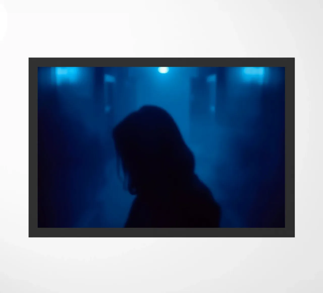 Donna in un corridoio poco illuminato con luci blu e nebbia zerbino da DesignDoodle