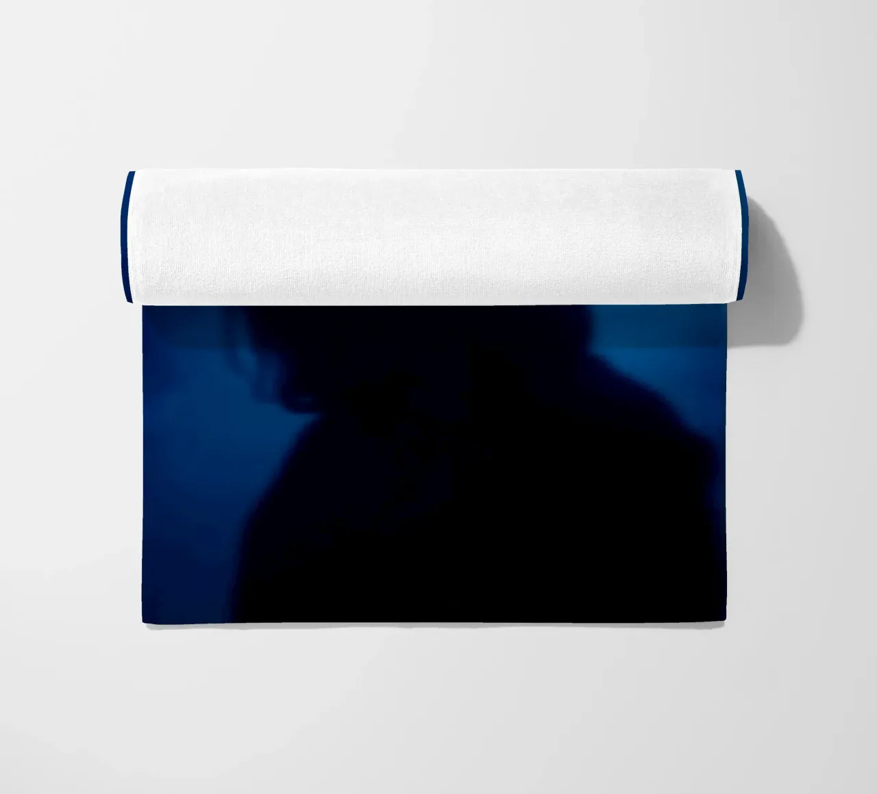Donna in un corridoio poco illuminato con luci blu e nebbia telo mare da DesignDoodle