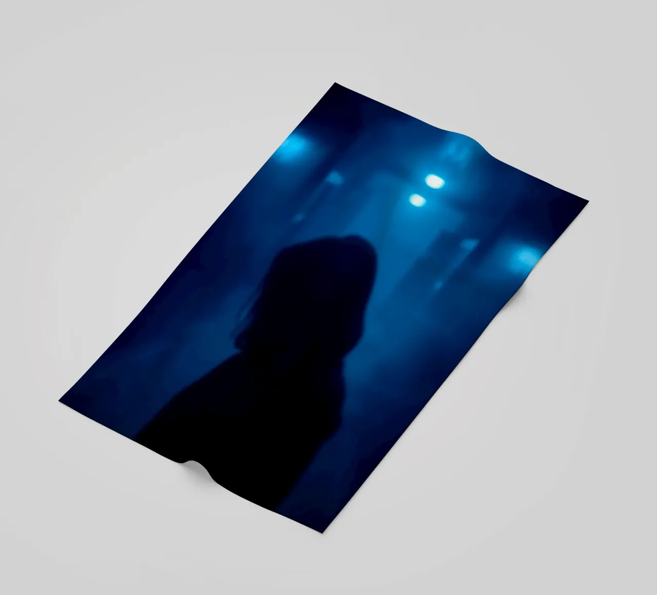 Donna in un corridoio poco illuminato con luci blu e nebbia telo mare da DesignDoodle