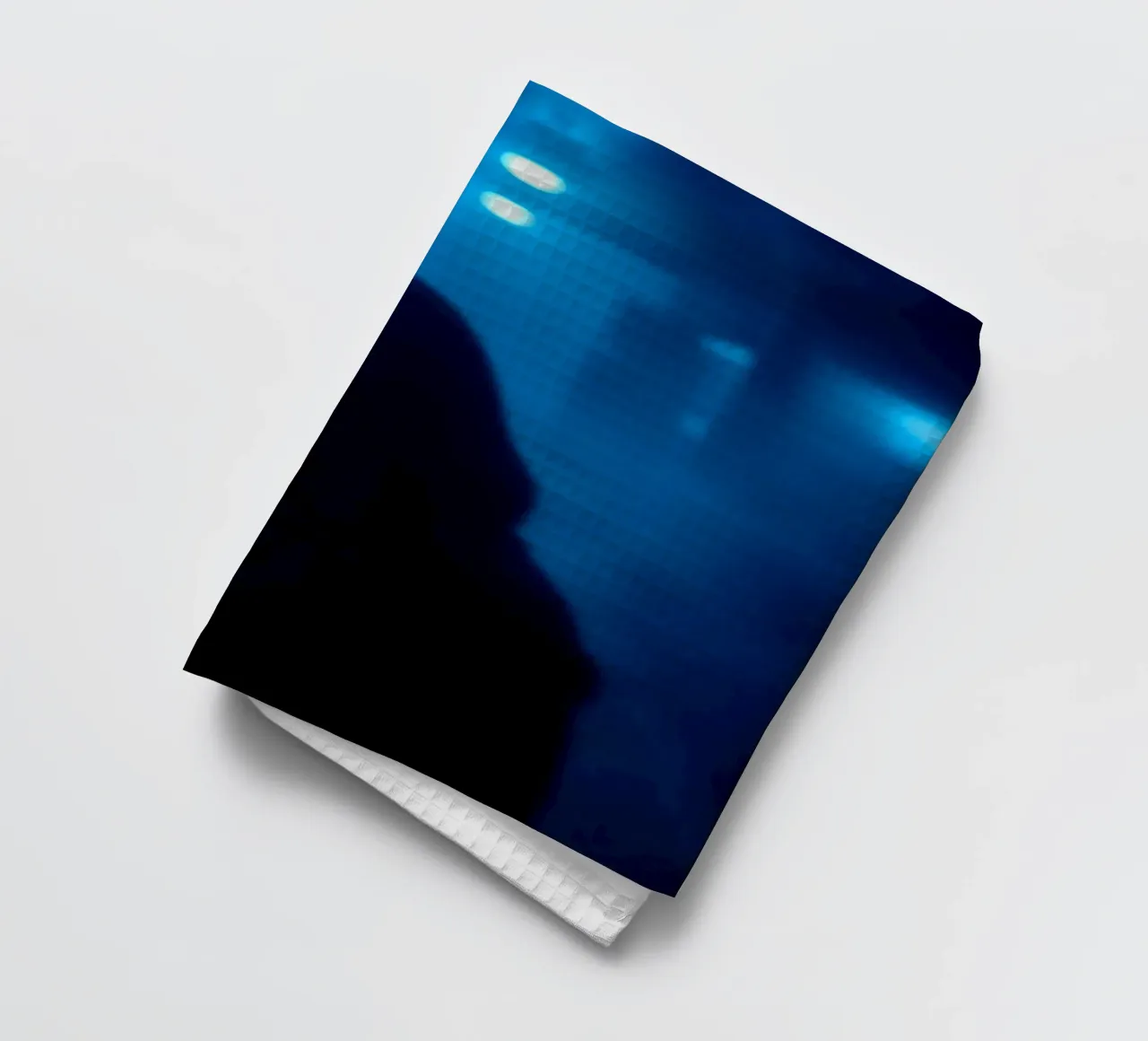 Donna in un corridoio poco illuminato con luci blu e nebbia canovaccio da cucina da DesignDoodle