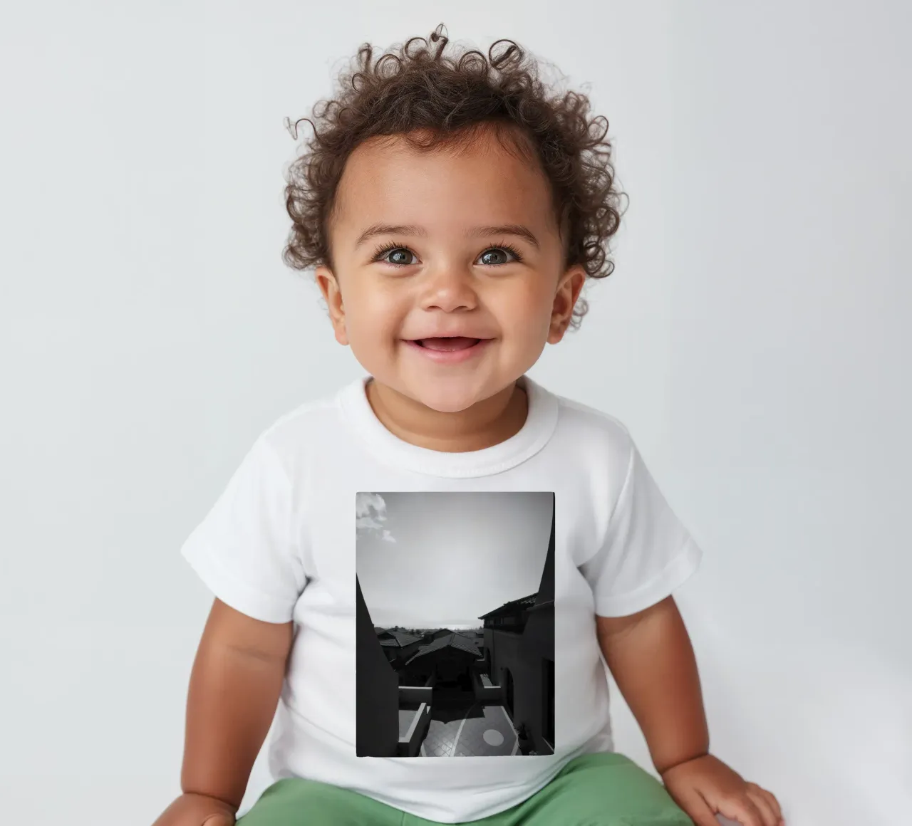 vue des toits et de l'horizon lointain sous un ciel lumineux t-shirt pour bébé de DesignDoodle