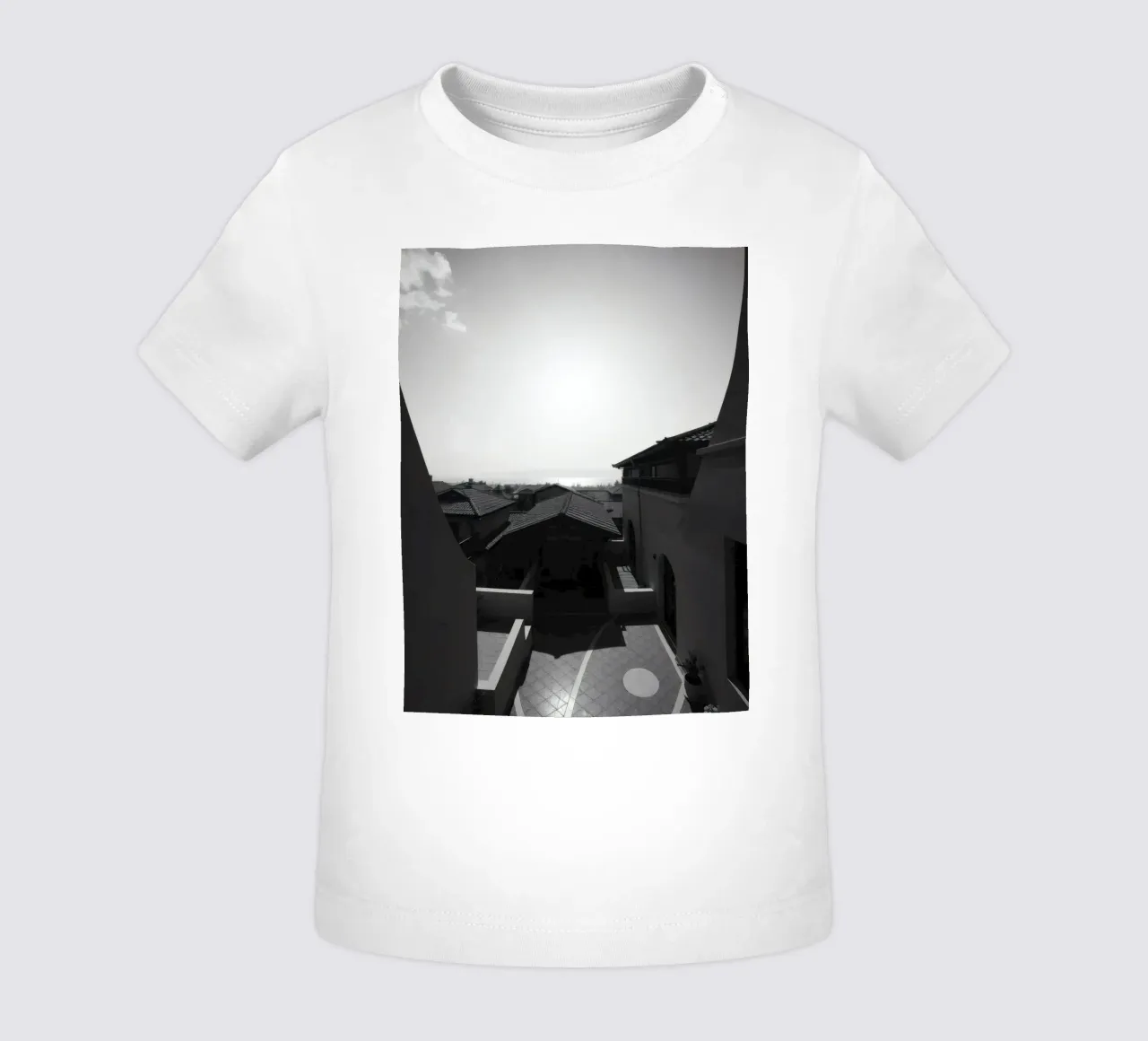 vue des toits et de l'horizon lointain sous un ciel lumineux t-shirt pour bébé de DesignDoodle
