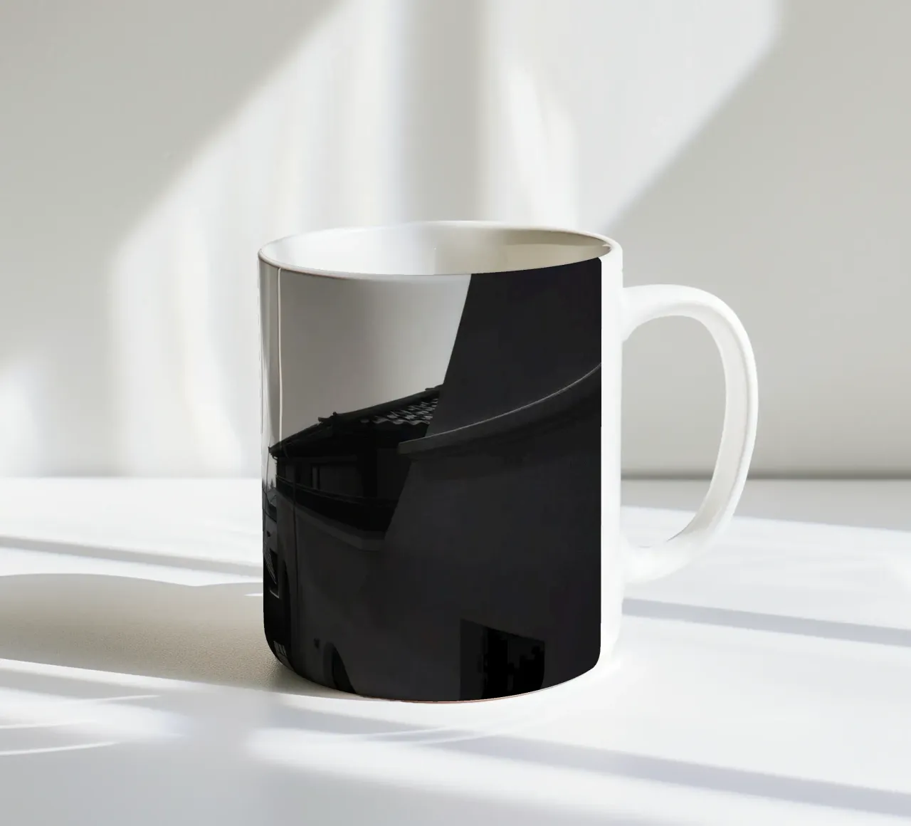 vue des toits et de l'horizon lointain sous un ciel lumineux mug en céramique de DesignDoodle