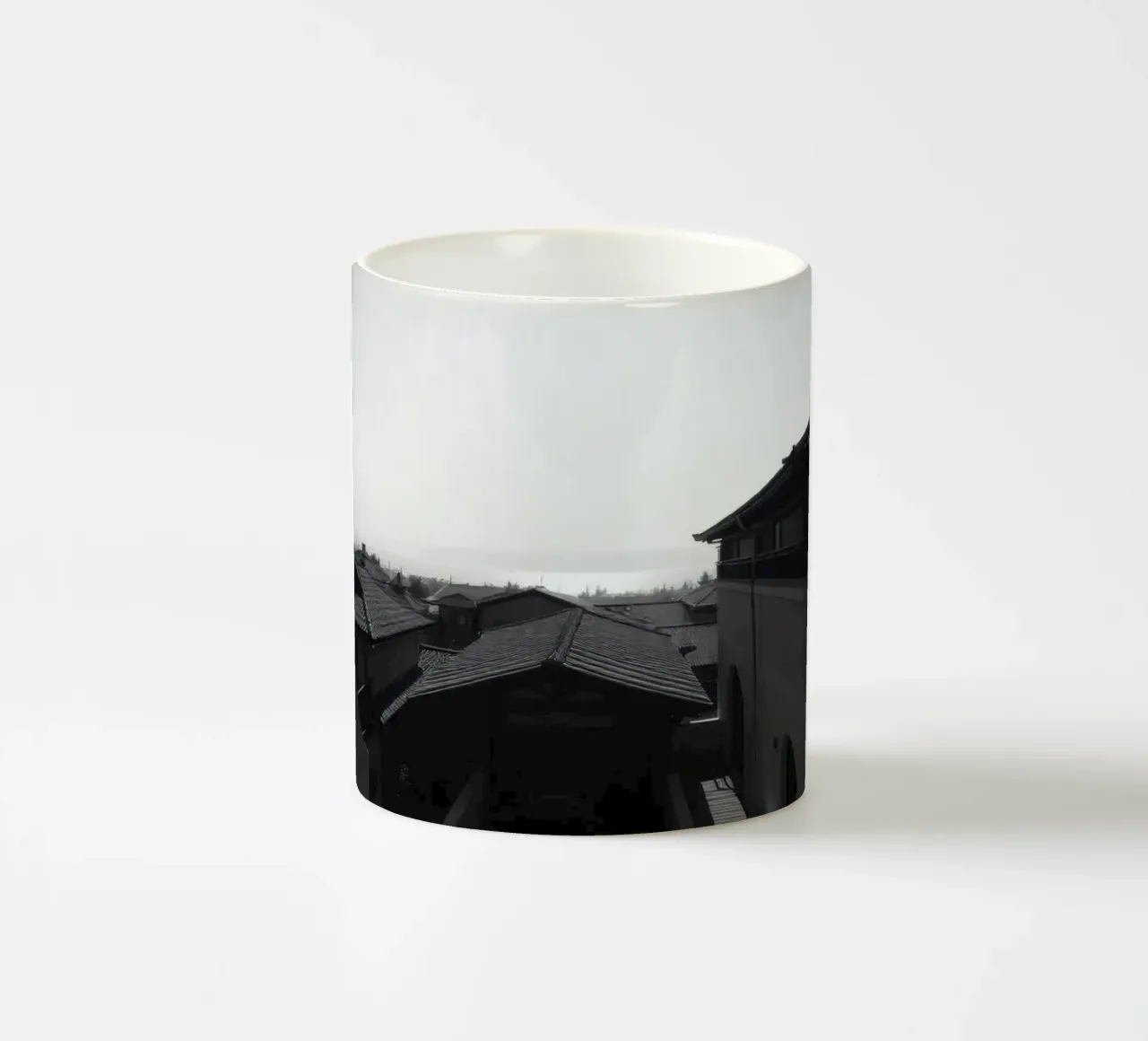 vue des toits et de l'horizon lointain sous un ciel lumineux mug en céramique de DesignDoodle