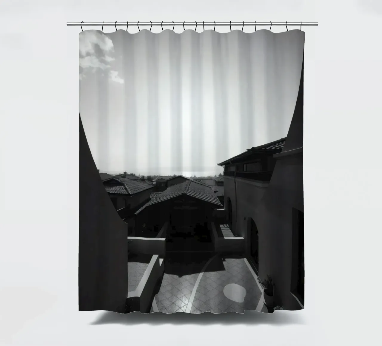 vue des toits et de l'horizon lointain sous un ciel lumineux rideau de douche de DesignDoodle
