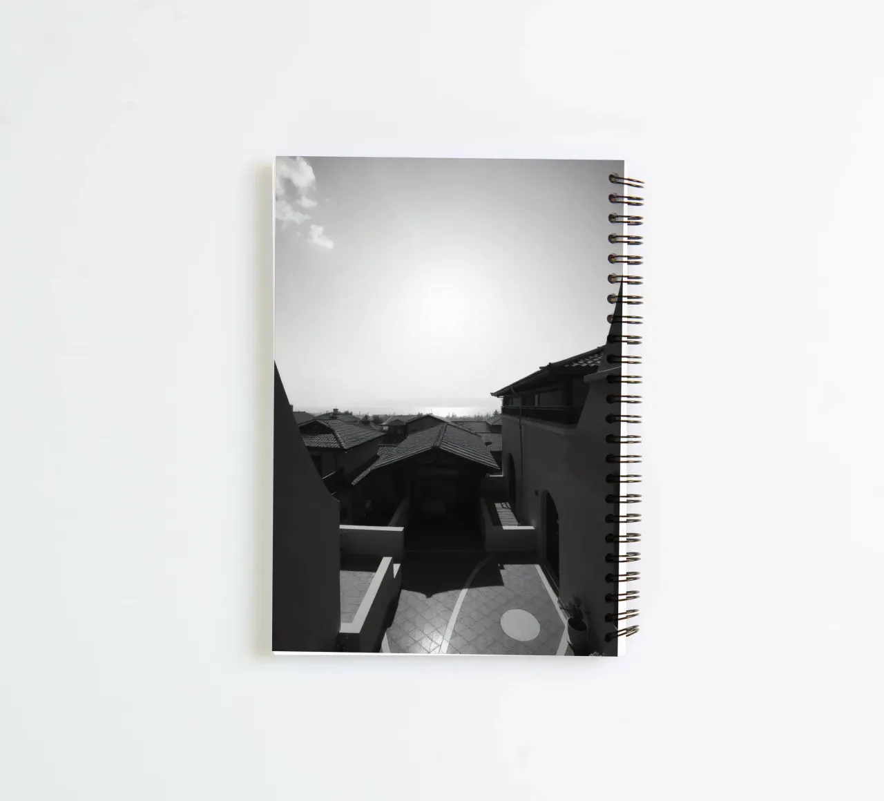 vue des toits et de l'horizon lointain sous un ciel lumineux carnet à spirale de DesignDoodle