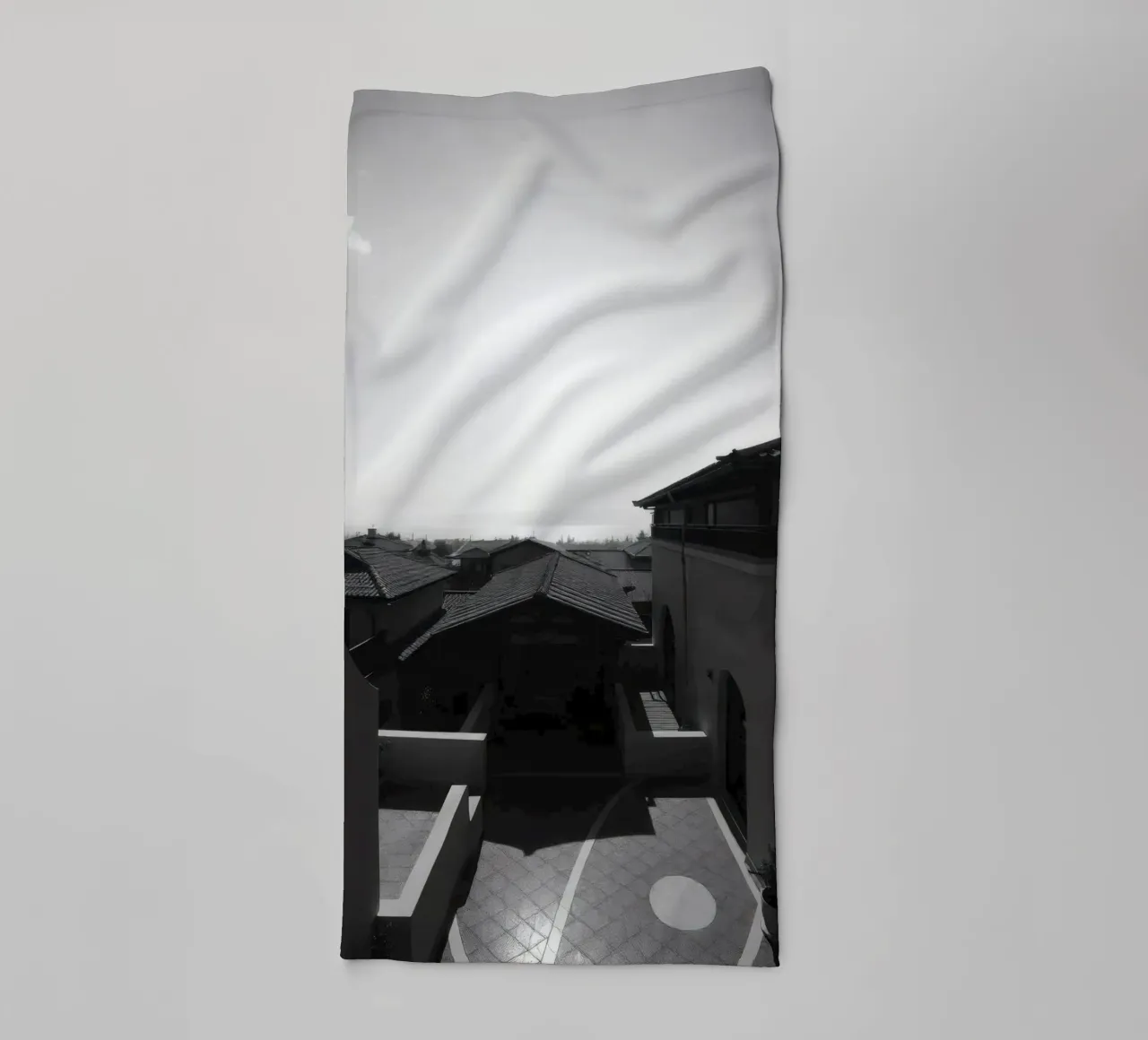 vue des toits et de l'horizon lointain sous un ciel lumineux serviette de bain de DesignDoodle