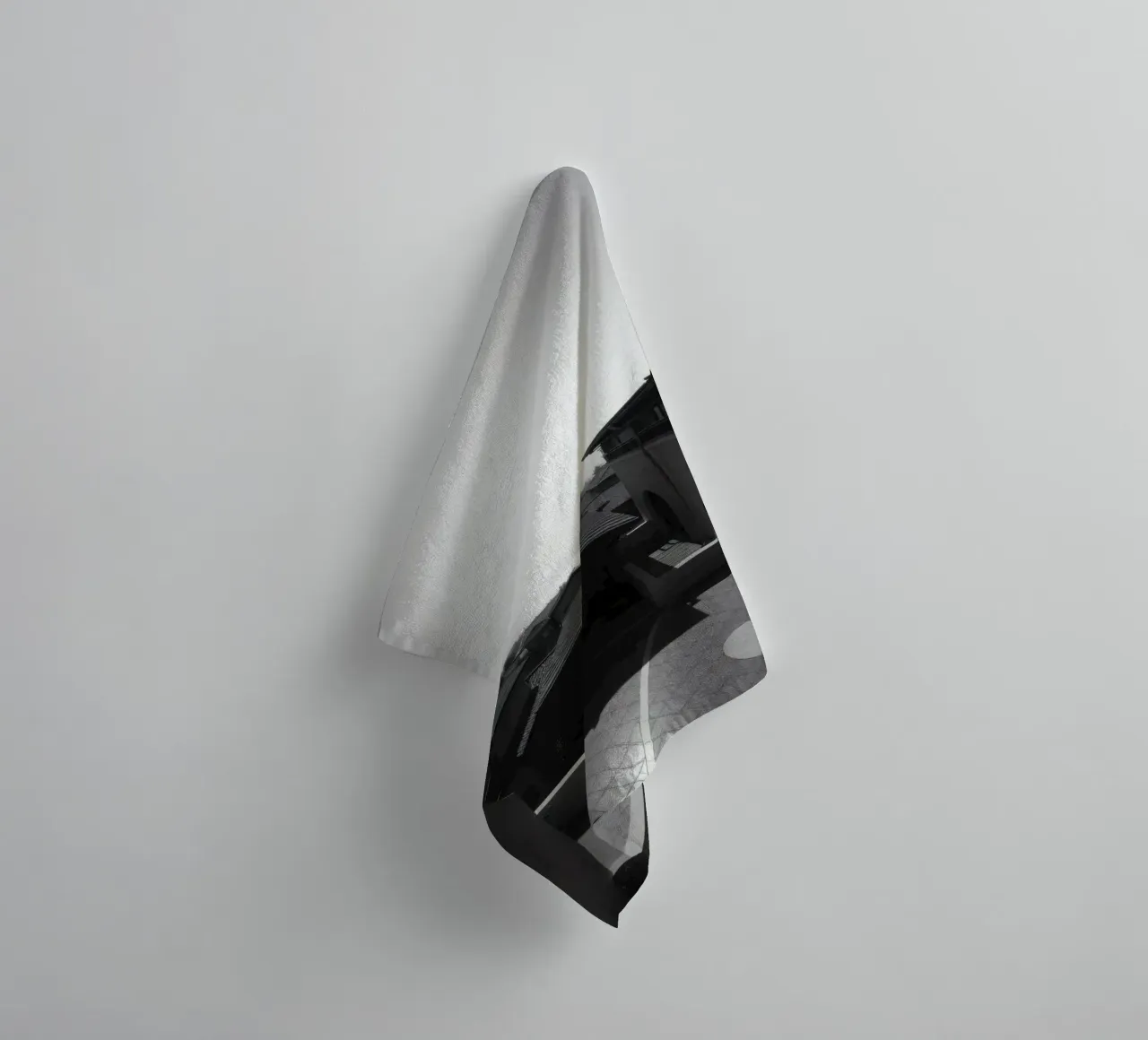 vue des toits et de l'horizon lointain sous un ciel lumineux serviette de bain de DesignDoodle
