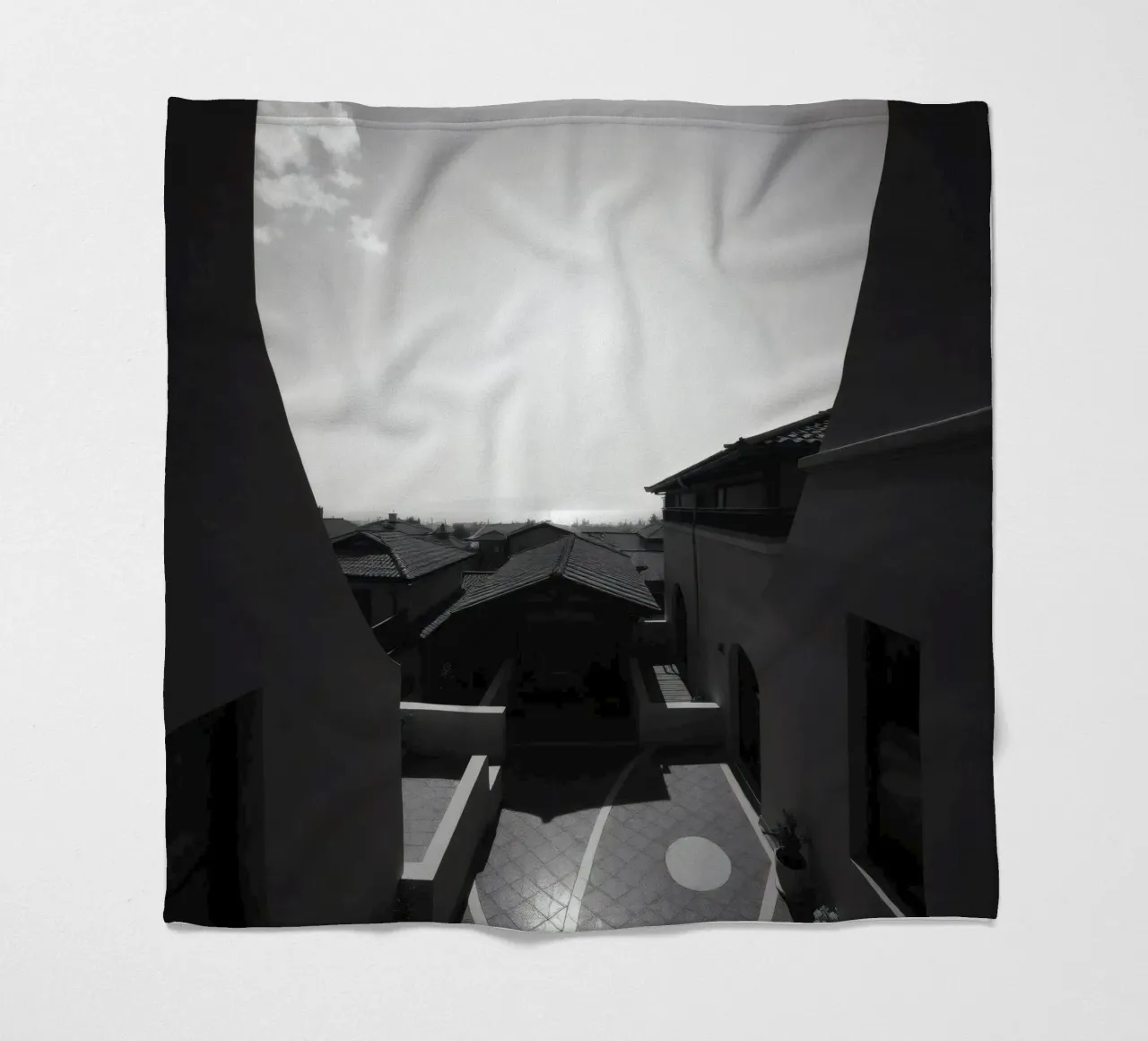 vue des toits et de l'horizon lointain sous un ciel lumineux plaid polaire de DesignDoodle