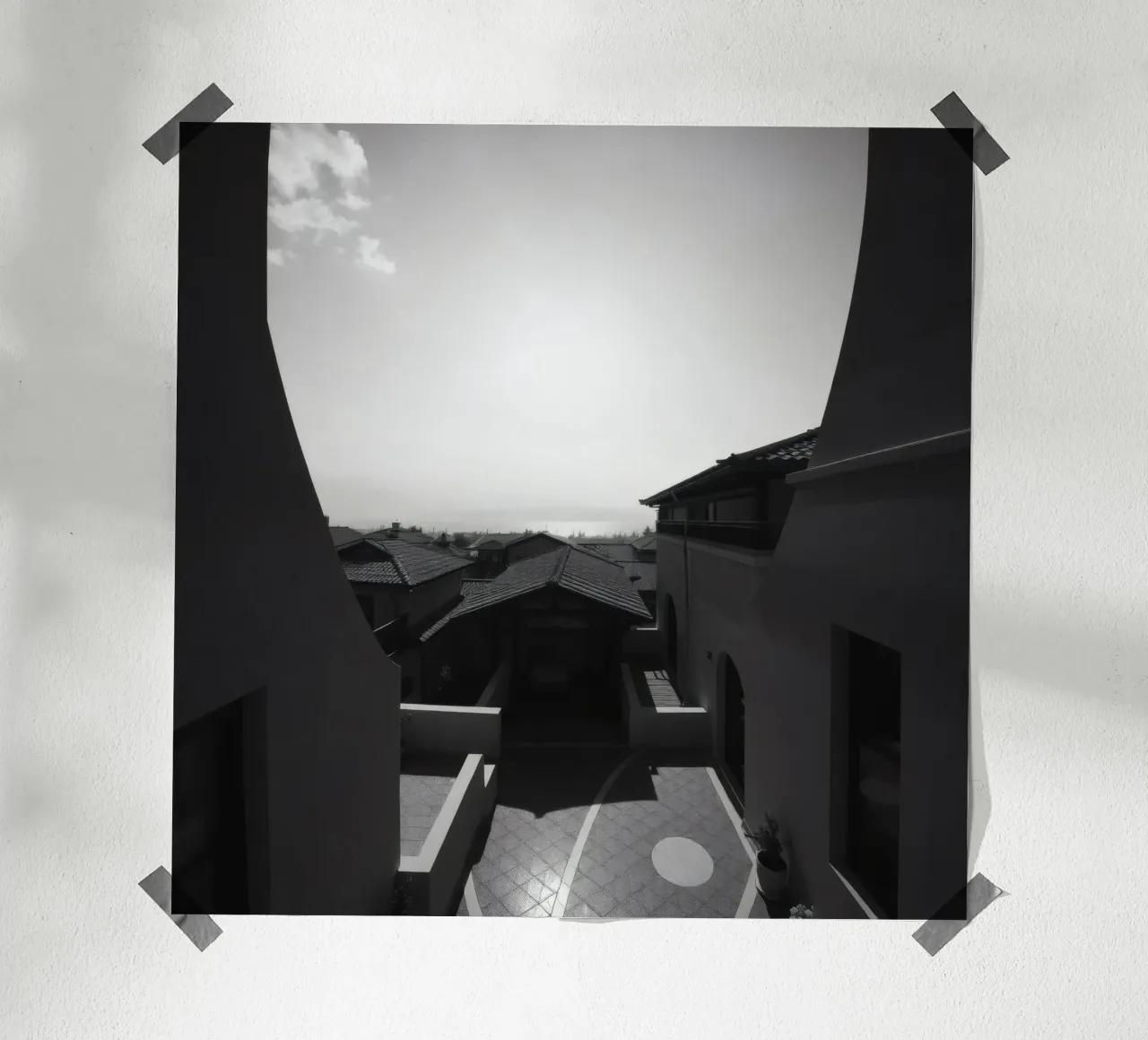 vue des toits et de l'horizon lointain sous un ciel lumineux hahnemühle de DesignDoodle