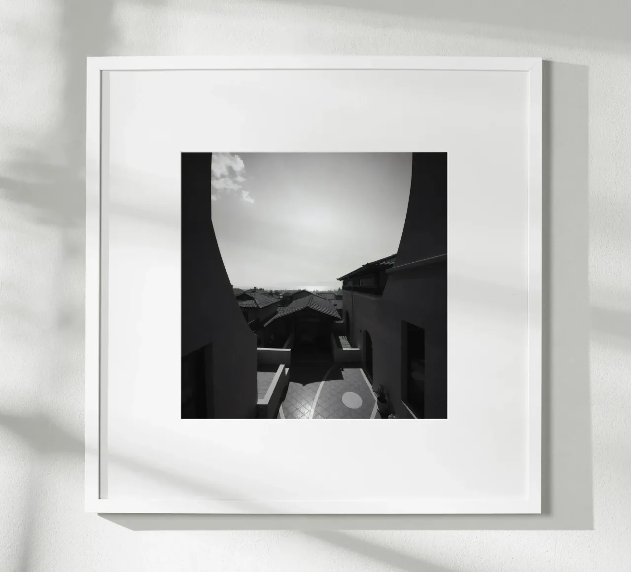 vue des toits et de l'horizon lointain sous un ciel lumineux hahnemühle de DesignDoodle