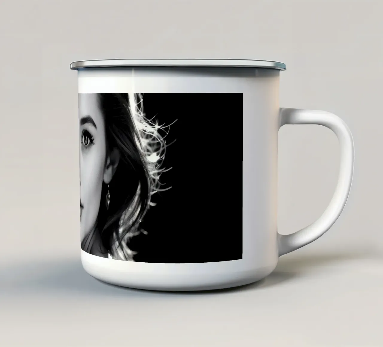 una giovane donna con sfondo scuro e morbidamente illuminato tazza in smalto da DesignDoodle