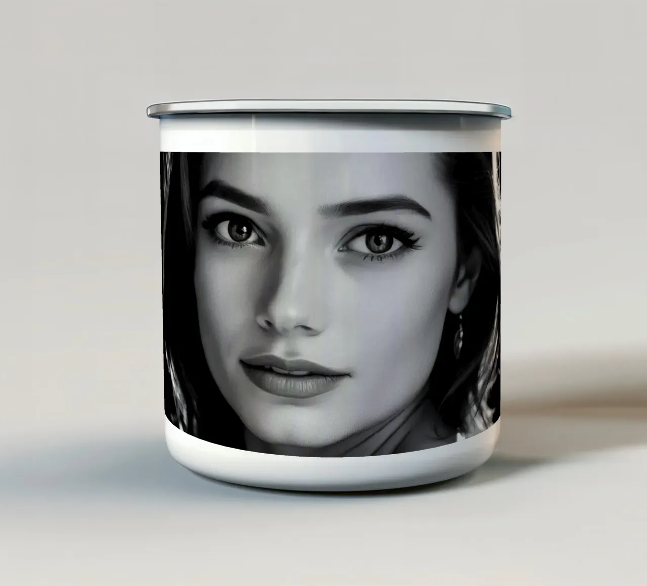 una giovane donna con sfondo scuro e morbidamente illuminato tazza in smalto da DesignDoodle