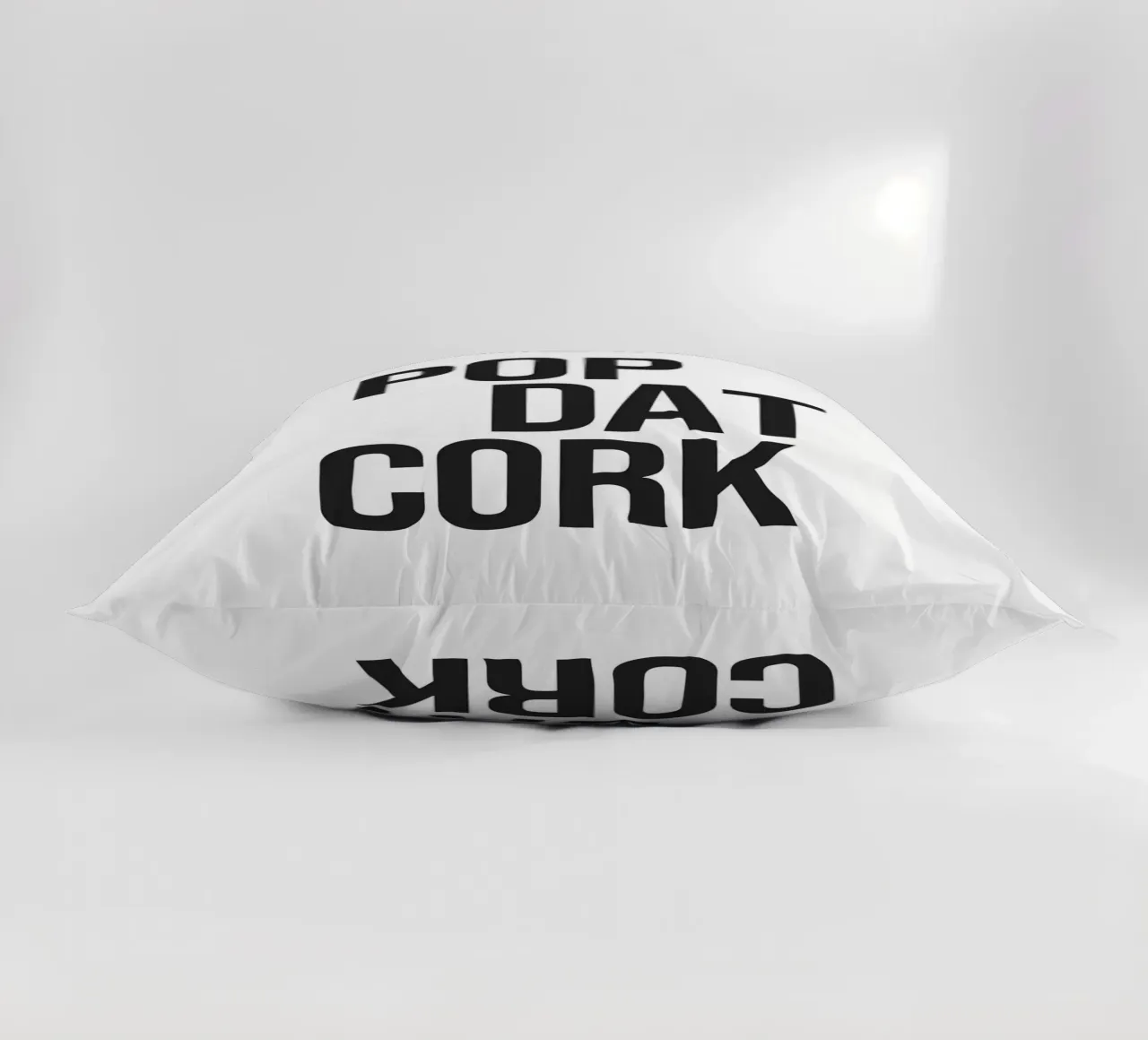 Citazione di Pop Dat Cork cuscino da Paigaam Studio