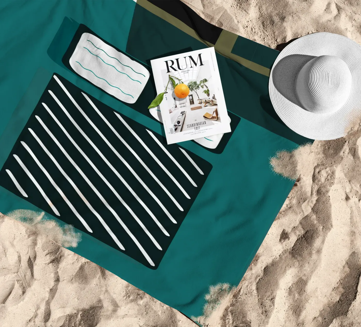 Bett Strandtuch von LOOK DIFFERENT