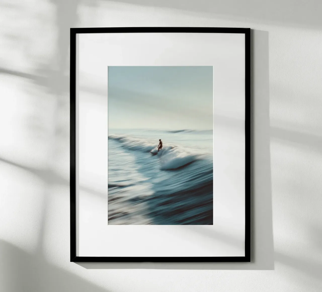 Surfer reitet Wellen Poster von Indigo Tides Art