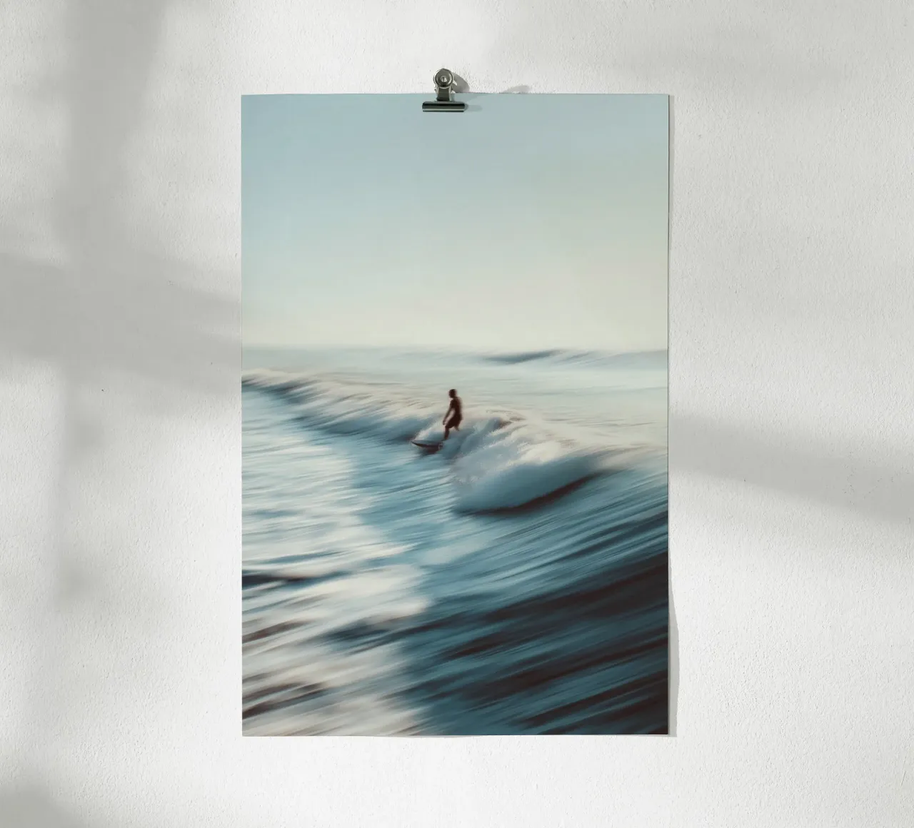 Surfer reitet Wellen Poster von Indigo Tides Art