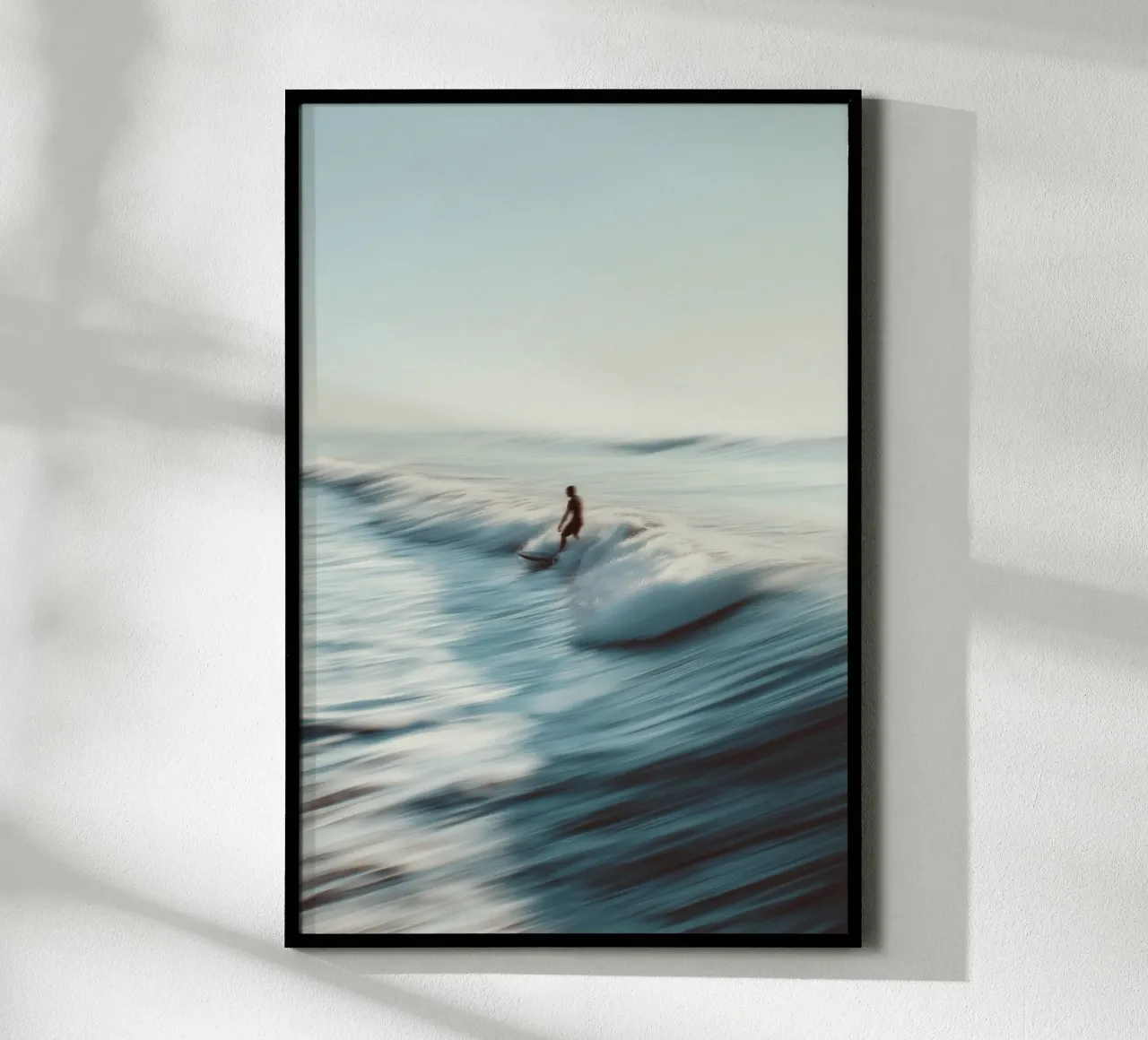 Surfer reitet Wellen Poster von Indigo Tides Art