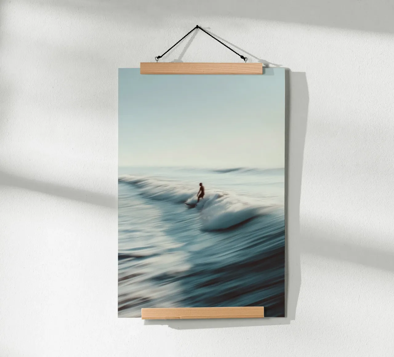 Surfer reitet Wellen Poster von Indigo Tides Art