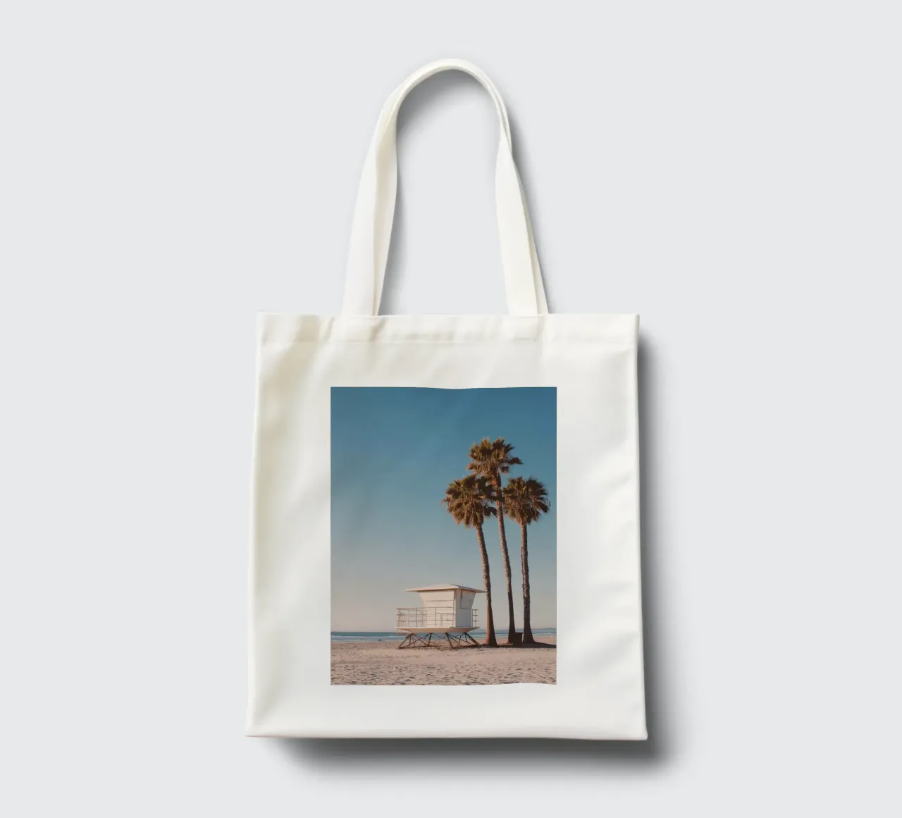 Rettungsschwimmerturm und Palmen Jutebeutel von Indigo Tides Art