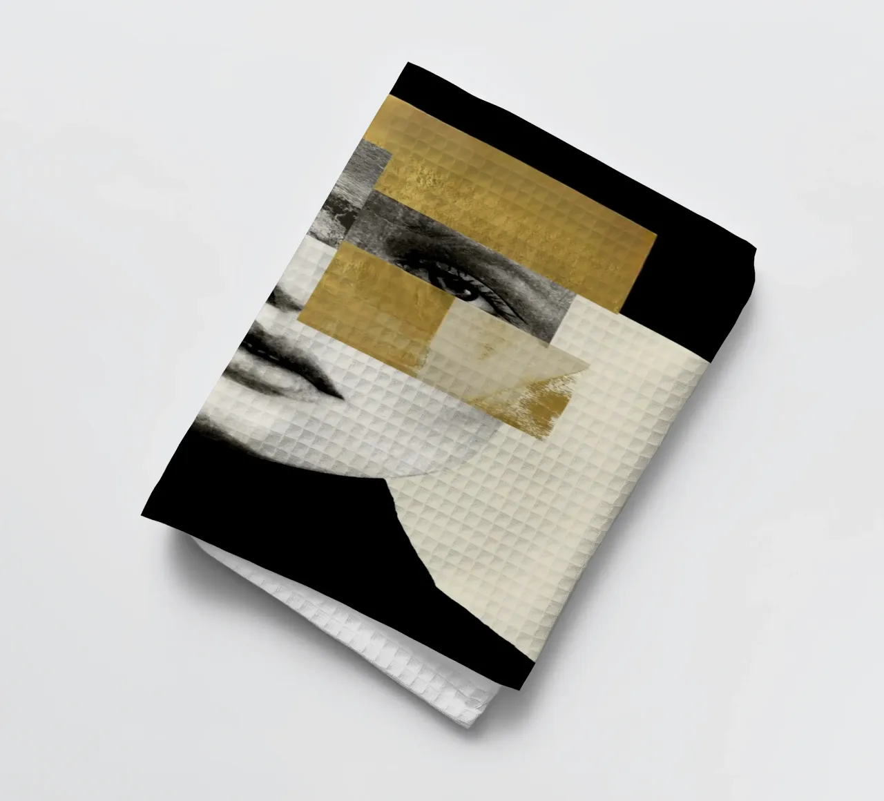 Ritratto femminile frammentato con accenti di collage oro canovaccio da cucina da Modern Muse