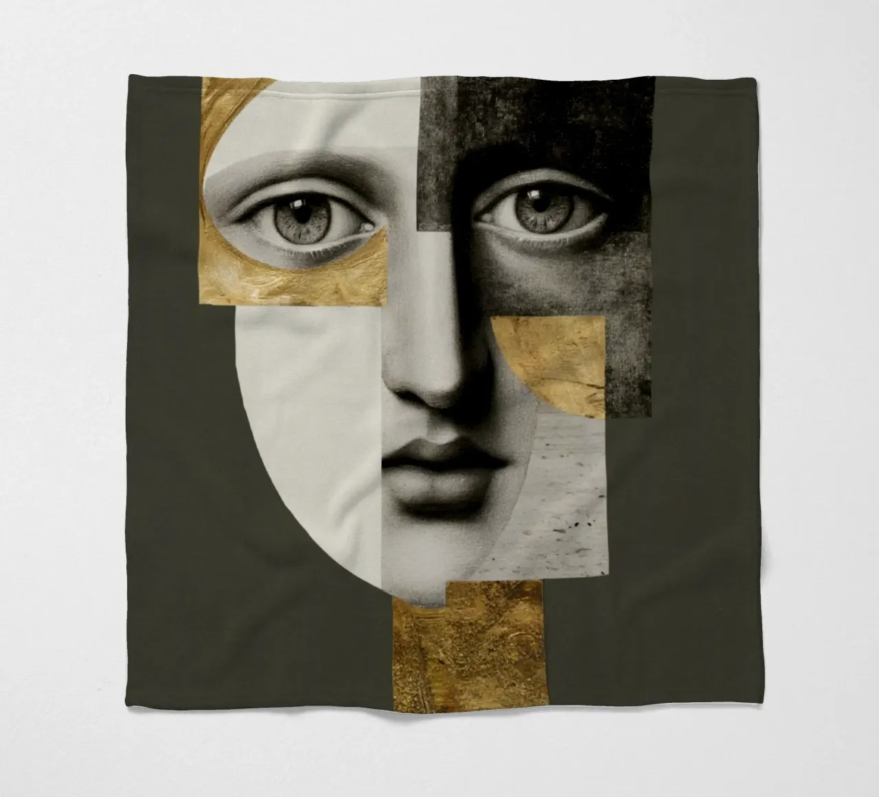 Collage di ritratti astratti con texture dorate e monocromatiche coperta in pile da Modern Muse