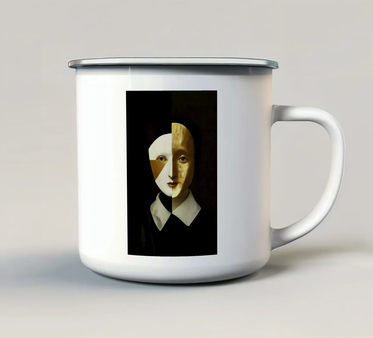 Ritratto astratto di Arlecchino femmina con texture dorata tazza in smalto da Modern Muse