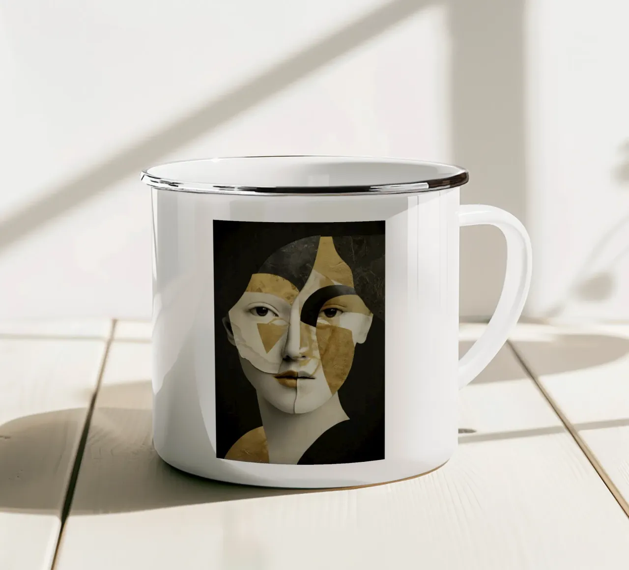 Ritratto astratto in oro a collage con frammenti geometrici tazza in smalto da Modern Muse
