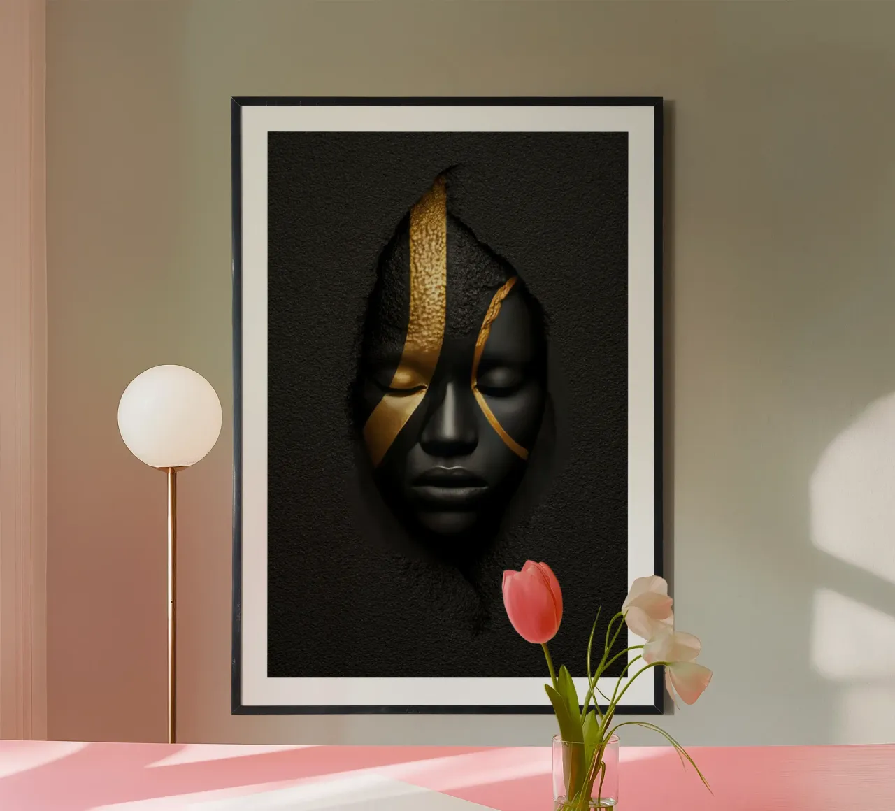 Portrait futuriste d'une femme glamour avec des accents d'or audacieux poster avec cadre en plastique de Modern Muse