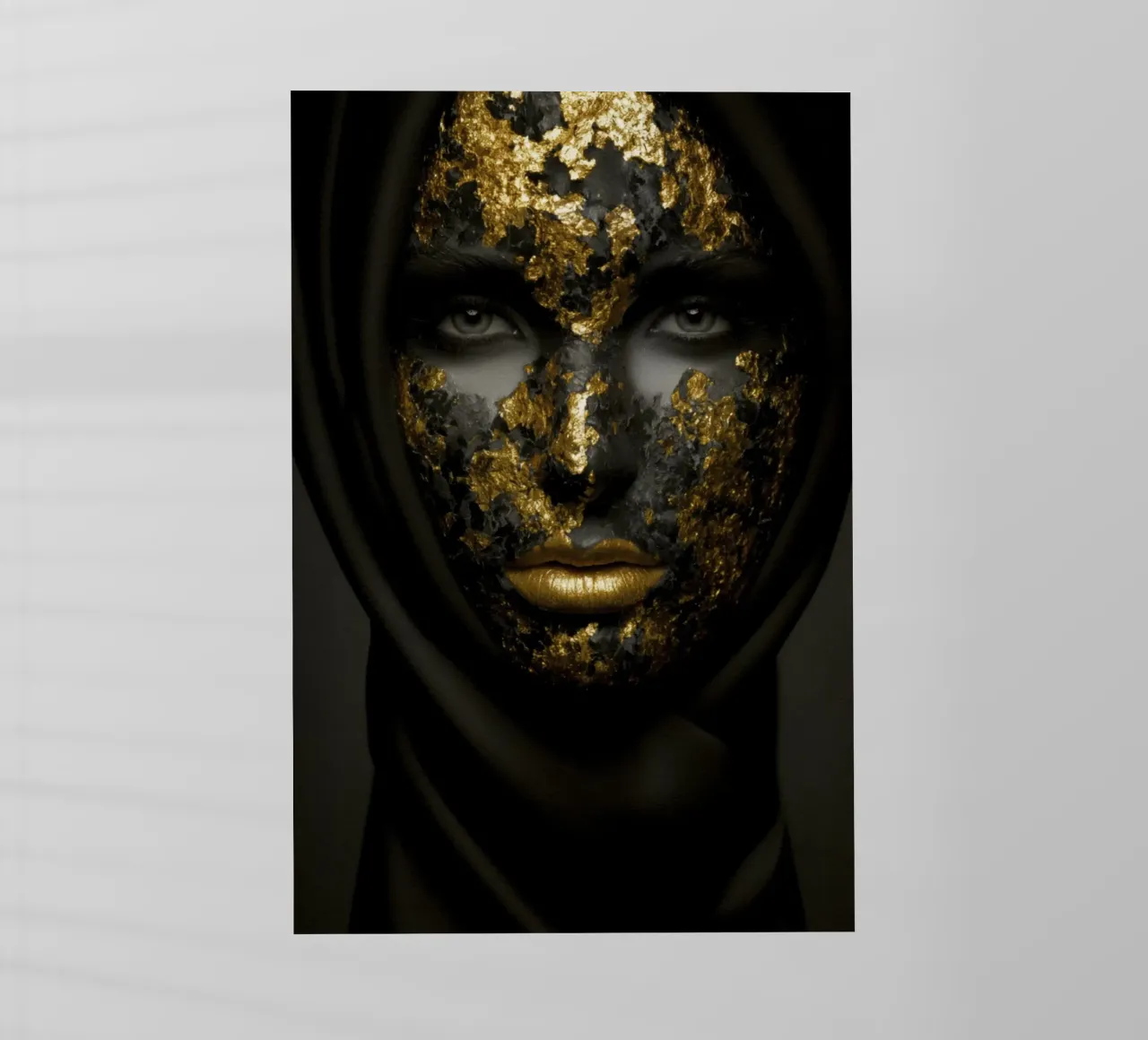 Illusione della maschera d'oro in un profondo contrasto monocromatico pellicola backlit da Modern Muse