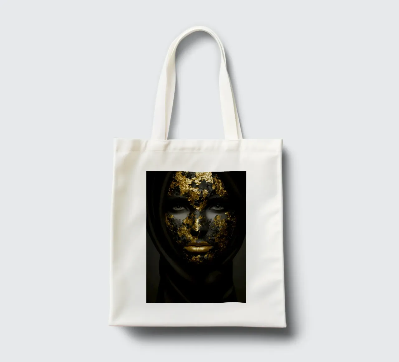 Illusione della maschera d'oro in un profondo contrasto monocromatico borsa in juta da Modern Muse