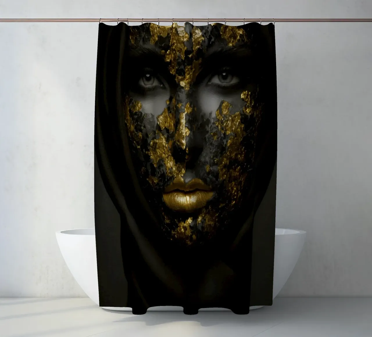 Illusione della maschera d'oro in un profondo contrasto monocromatico tenda da doccia da Modern Muse