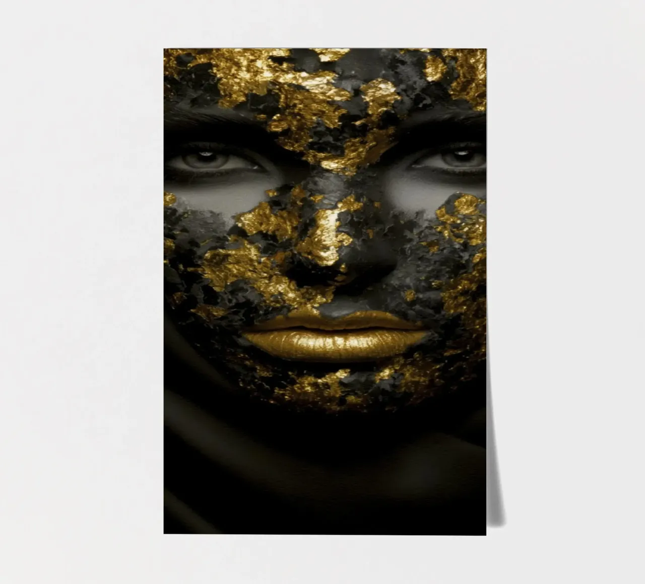 Illusione della maschera d'oro in un profondo contrasto monocromatico foglio adesivo da Modern Muse